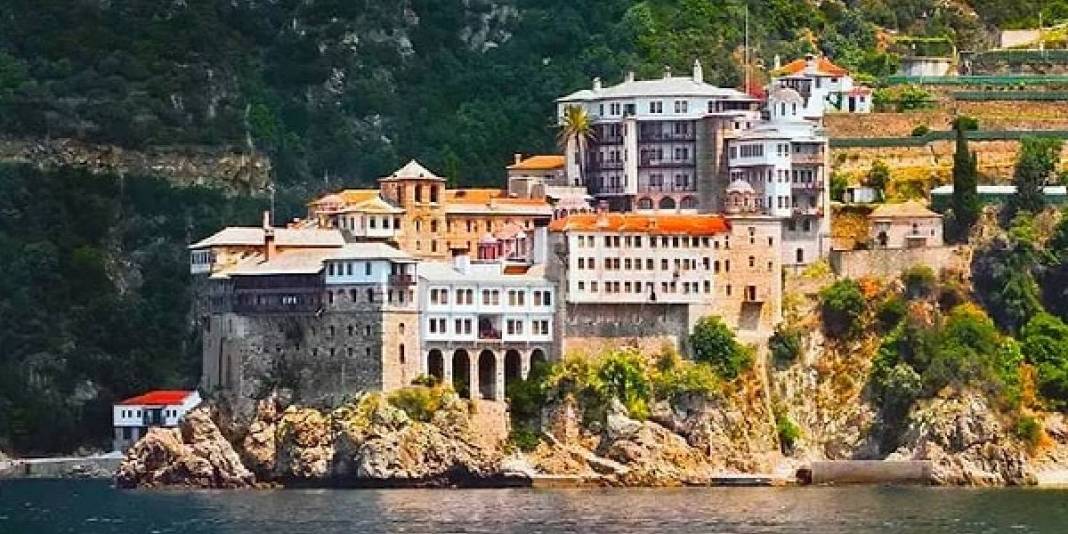 Kadınlar bırakın girmeyi 500 metre bile yaklaşamıyor: Bu adada sadece erkeklere izin var! 3